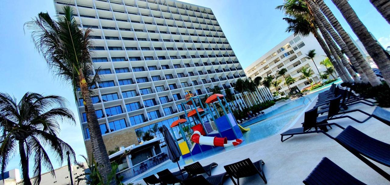 Viaggio Resort Mazatlan Exterior photo The hotel's pool